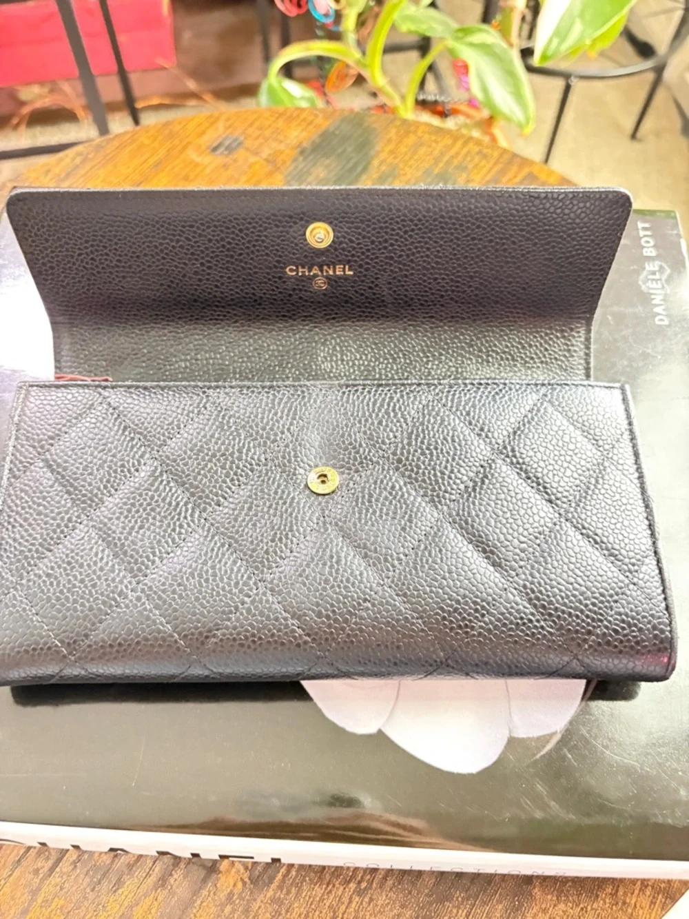 CHANEL Black Quilted Caviar Leather Wallet with Gold CC and complimentary chain - Picture 2 of 6